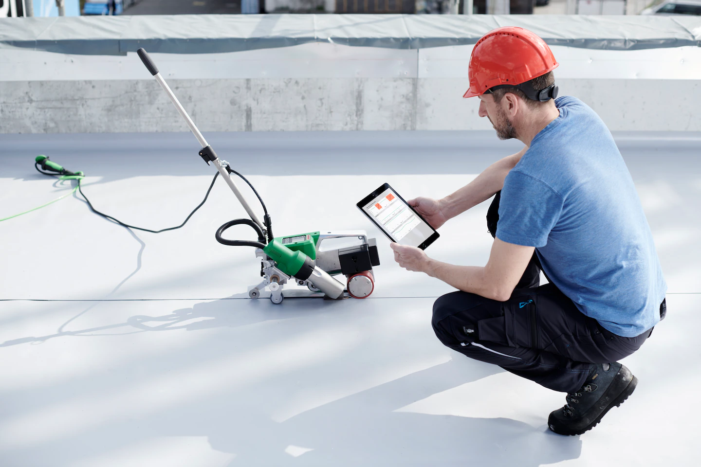 Contractor uses the Leister UNIROOF 700 with the Leister Quality System (LQS) on the myLeister app.